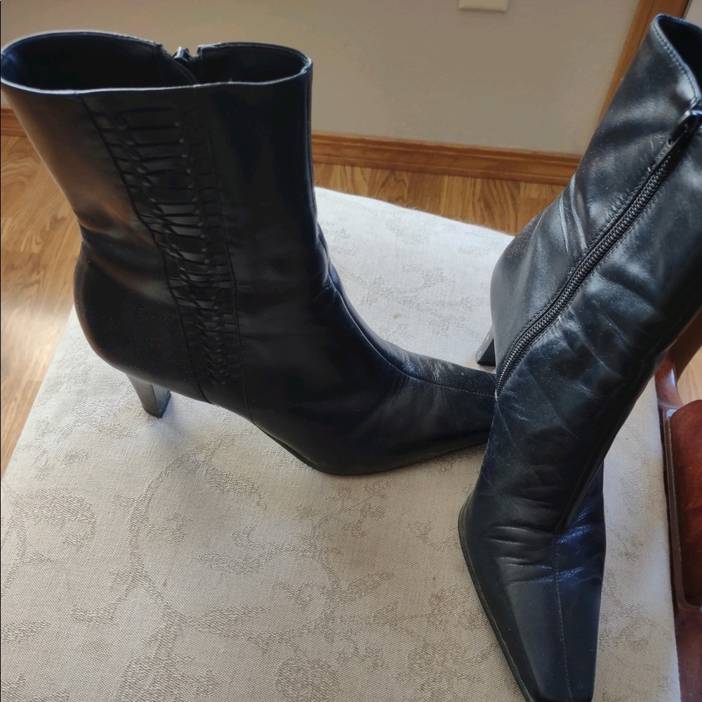 Michelle D Navy boots              Size 8 1/2 M